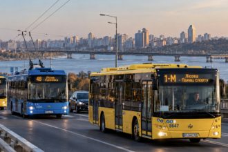 Які нові маршрути автобусів запустили в Києві, де вони курсуватимуть та як доїхати з лівого берега на правий