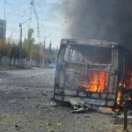 Пасажирський автобус, що загорівся після російського удару по Краматорську 8 жовтня 2026 року