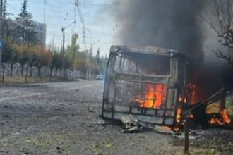 Пасажирський автобус, що загорівся після російського удару по Краматорську 8 жовтня 2026 року