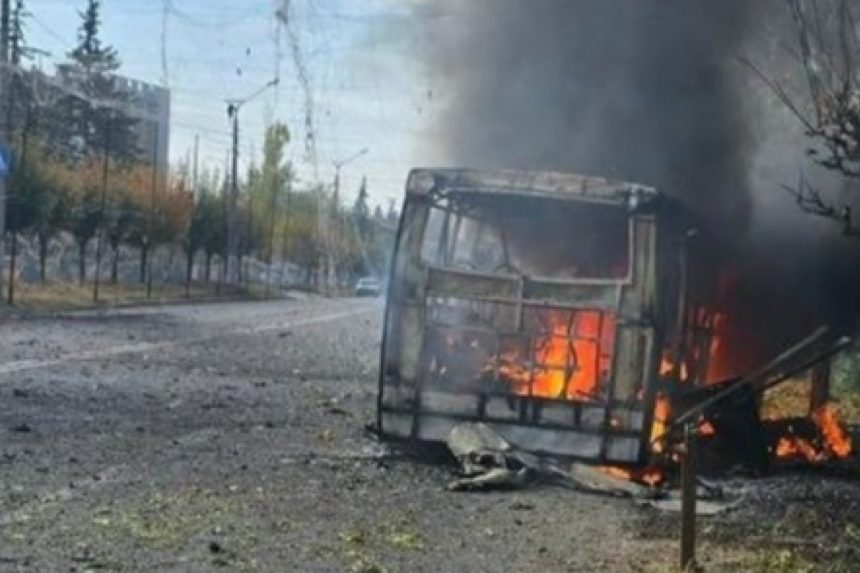 Пасажирський автобус, що загорівся після російського удару по Краматорську 8 жовтня 2026 року