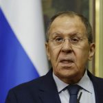 Сергій Лавров на пресконференції на тлі прапора Росії