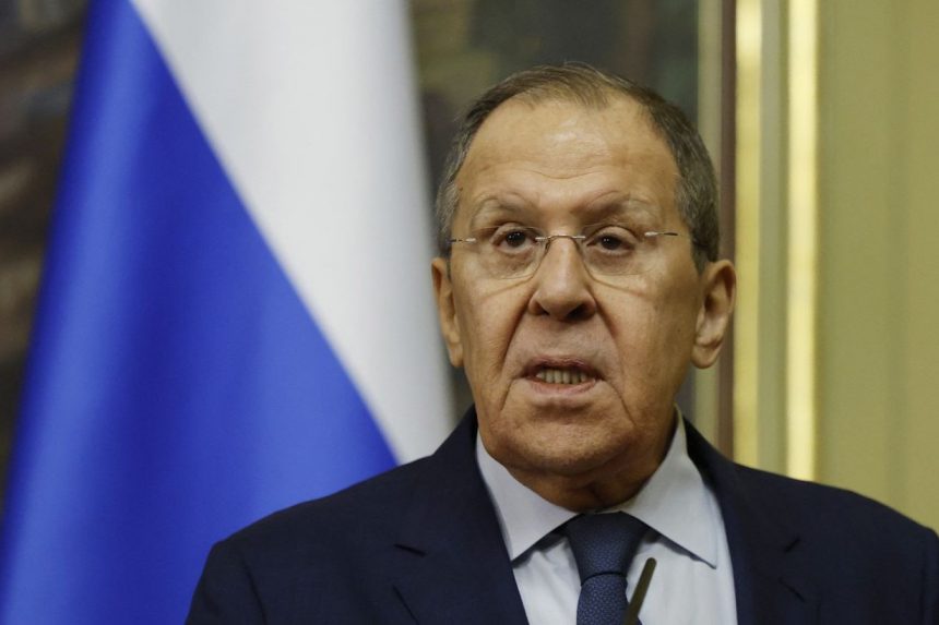 Сергій Лавров на пресконференції на тлі прапора Росії