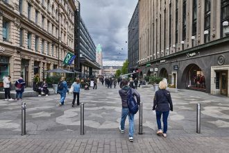 Вулиця Кескускату в центрі Гельсінкі з перехожими