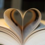 Сторінки розгорнутої книжки, складені у формі серця