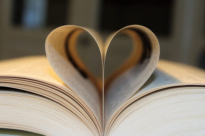 Сторінки розгорнутої книжки, складені у формі серця