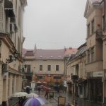 Люди з парасольками на вулиці Ужгорода під дощем