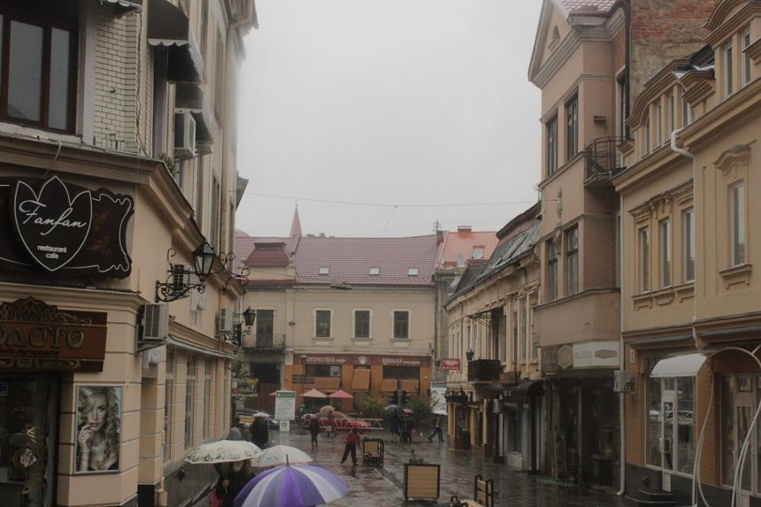 Люди з парасольками на вулиці Ужгорода під дощем