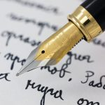 Рука пише чорнилом у зошиті — як правильно написати по батькові Олексіївна