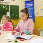 Школярки на занятті в класі — осінні канікули 2026