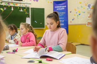 Школярки на занятті в класі — осінні канікули 2026