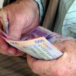 Пенсіонер рахує гривні