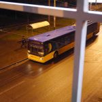 Автобус під’їжджає до зупинки ввечері