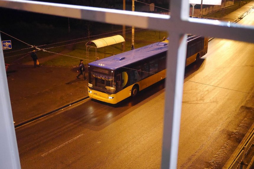Автобус під’їжджає до зупинки ввечері