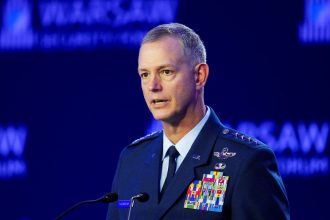 Генерал НАТО Алексус Гринкевич виступає на Варшавському безпековому форумі