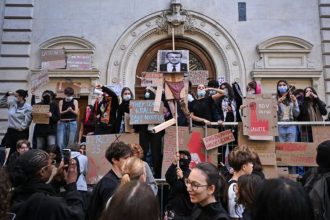 Протест школярів біля ліцею у Франції, жовтень 2026 року