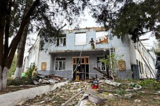 Пошкоджений корпус Рівненського державного гуманітарного університету після удару дрона 13 жовтня
