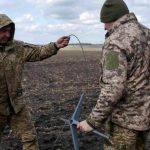 Українські військові з терміналом Starlink