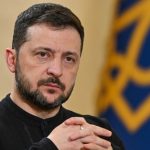 Президент України Володимир Зеленський на тлі державного прапора