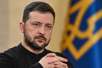 Президент України Володимир Зеленський на тлі державного прапора