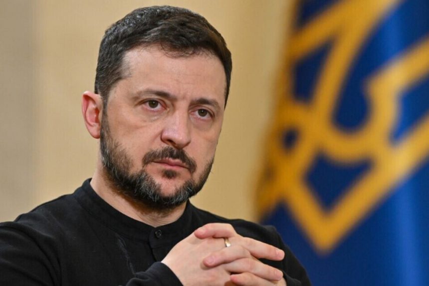 Президент України Володимир Зеленський на тлі державного прапора