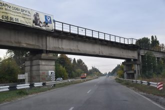 Траса з виїздом з міста — ілюстрація до правопису слова з’їжджаю