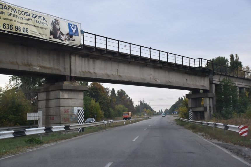 Траса з виїздом з міста — ілюстрація до правопису слова з’їжджаю