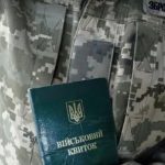 Військовозобов’язаний тримає документи — зміни в бронюванні працівників 2026
