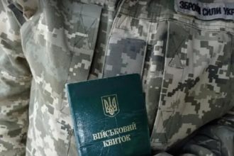 Військовозобов’язаний тримає документи — зміни в бронюванні працівників 2026